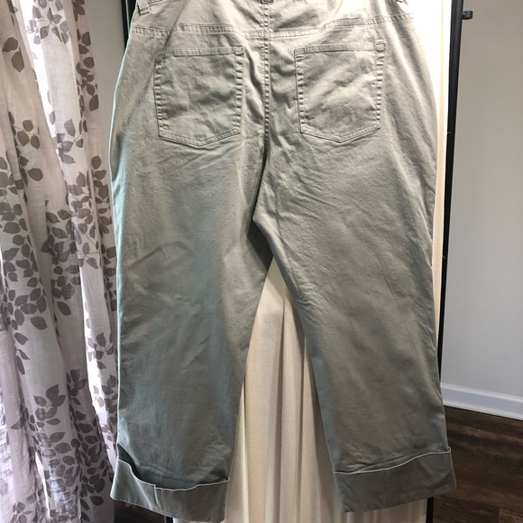 5/$25 Maternity Capris Tan Khaki S - Picture 5 of 7